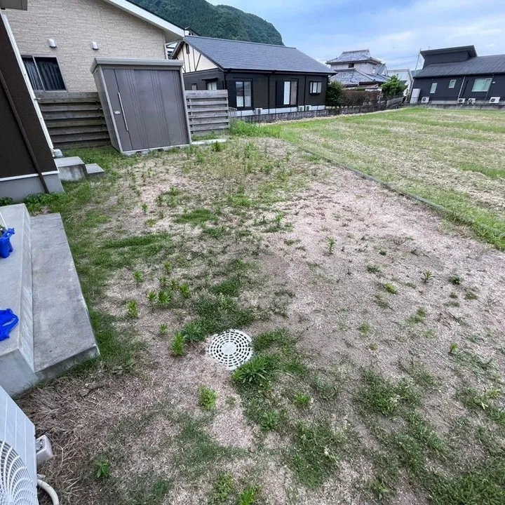 今回は、H様邸の家周りの草刈りと除草剤塗布作業を行いました✨