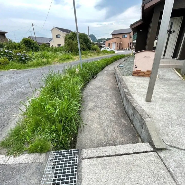 今回は、H様邸の家周りの草刈りと除草剤塗布作業を行いました✨