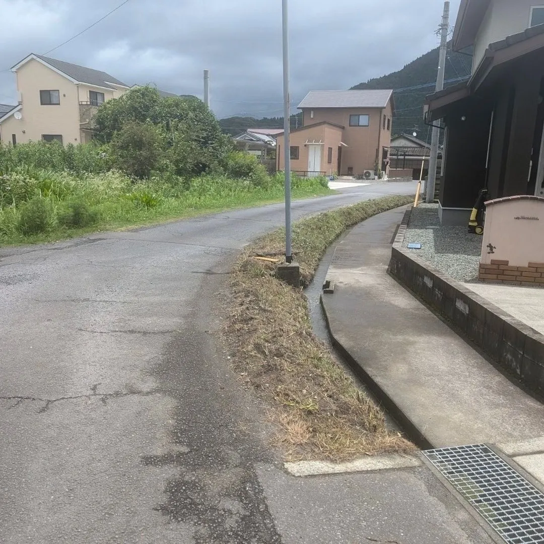 今回は、H様邸の家周りの草刈りと除草剤塗布作業を行いました✨