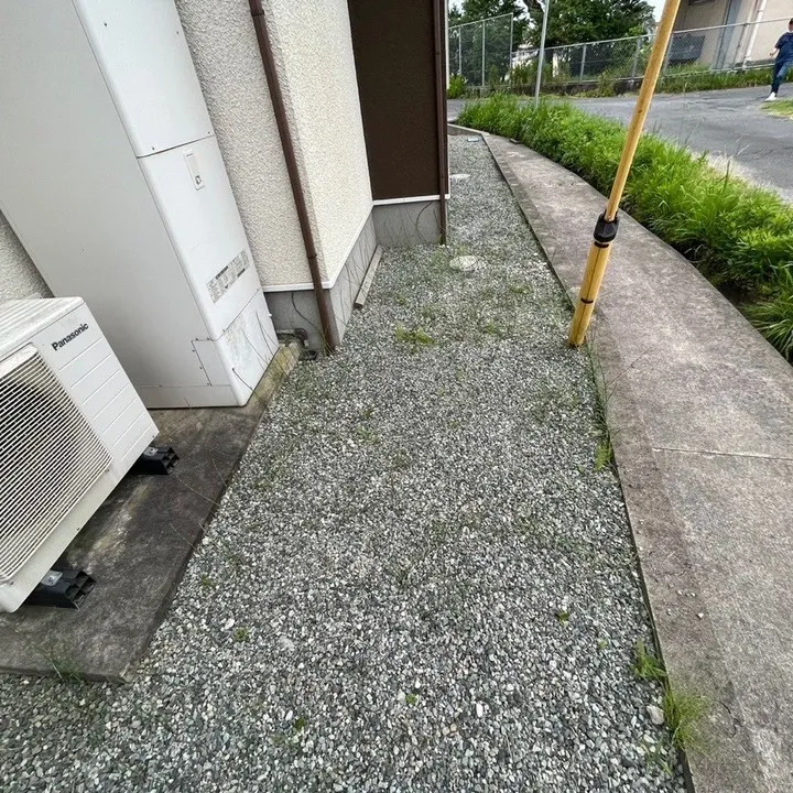 今回は、H様邸の家周りの草刈りと除草剤塗布作業を行いました✨