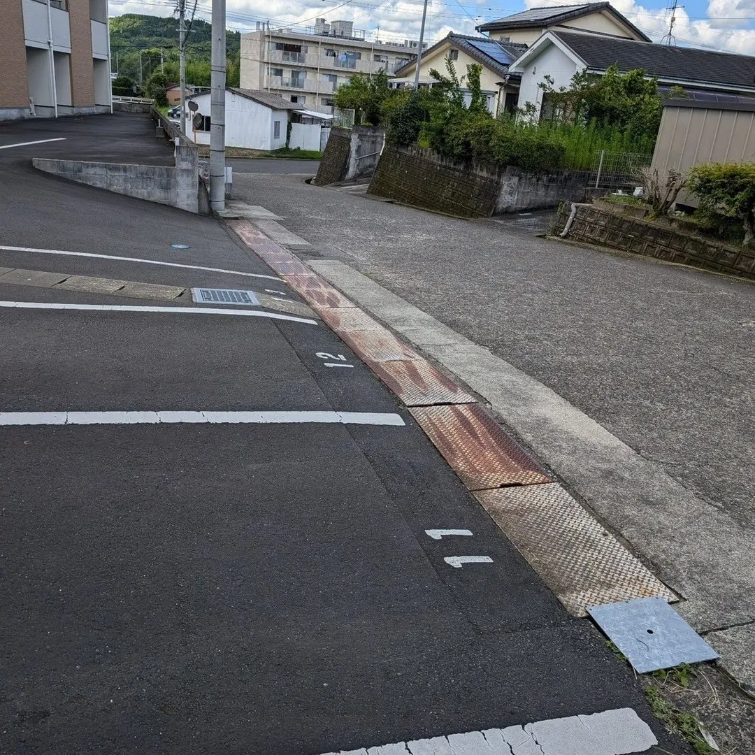 今回は、Kアパートの駐車場に防音シート貼り工事を行いました！...